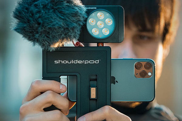 LEDライトやマイクを装着できるスマホ用グリップ「Shoulderpod G2