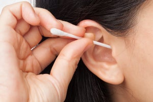 耳掃除後の綿棒が黄ばむ? 黒い耳垢や臭い耳垢など、病気を招く耳垢の特徴を紹介