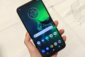 モトローラ、6.3型の3眼スマホ「moto g8 plus」を3万円台で発売