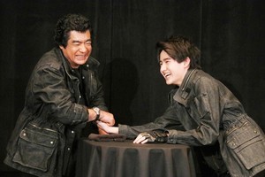 藤岡弘、三番勝負で息子･真威人に敗北「参りました」 腕相撲では圧勝