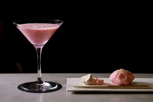 朝日酒造、桜の和菓子と日本酒を使った「さくらカクテル」を提供