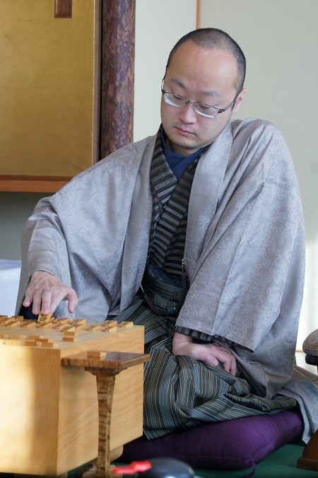 カド番をしのいで防衛まであと１勝とした渡辺王将（写真は第３局のもの）