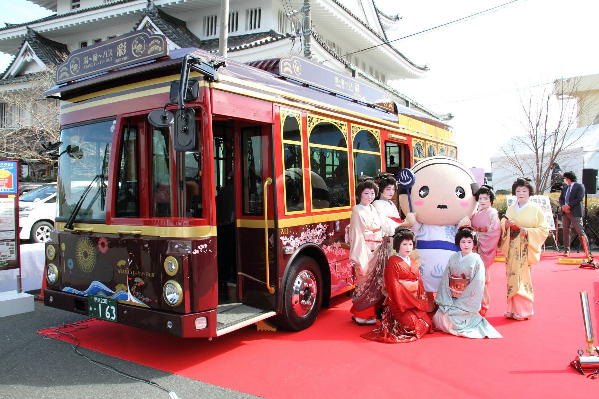 伊豆東海バス 湯 遊 バス に新型専用車両を導入 熱海城で公開 マイナビニュース