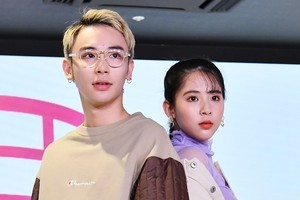 ミチ、ミニスカで美脚披露! よしあきと“リンクコーデ”でランウェイ