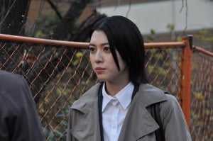 三吉彩花、刑事役に初挑戦　久しぶりの制服姿で「そわそわ」