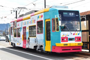 NHK朝ドラ『エール』デザインの路面電車、豊橋市内で9月末まで運行