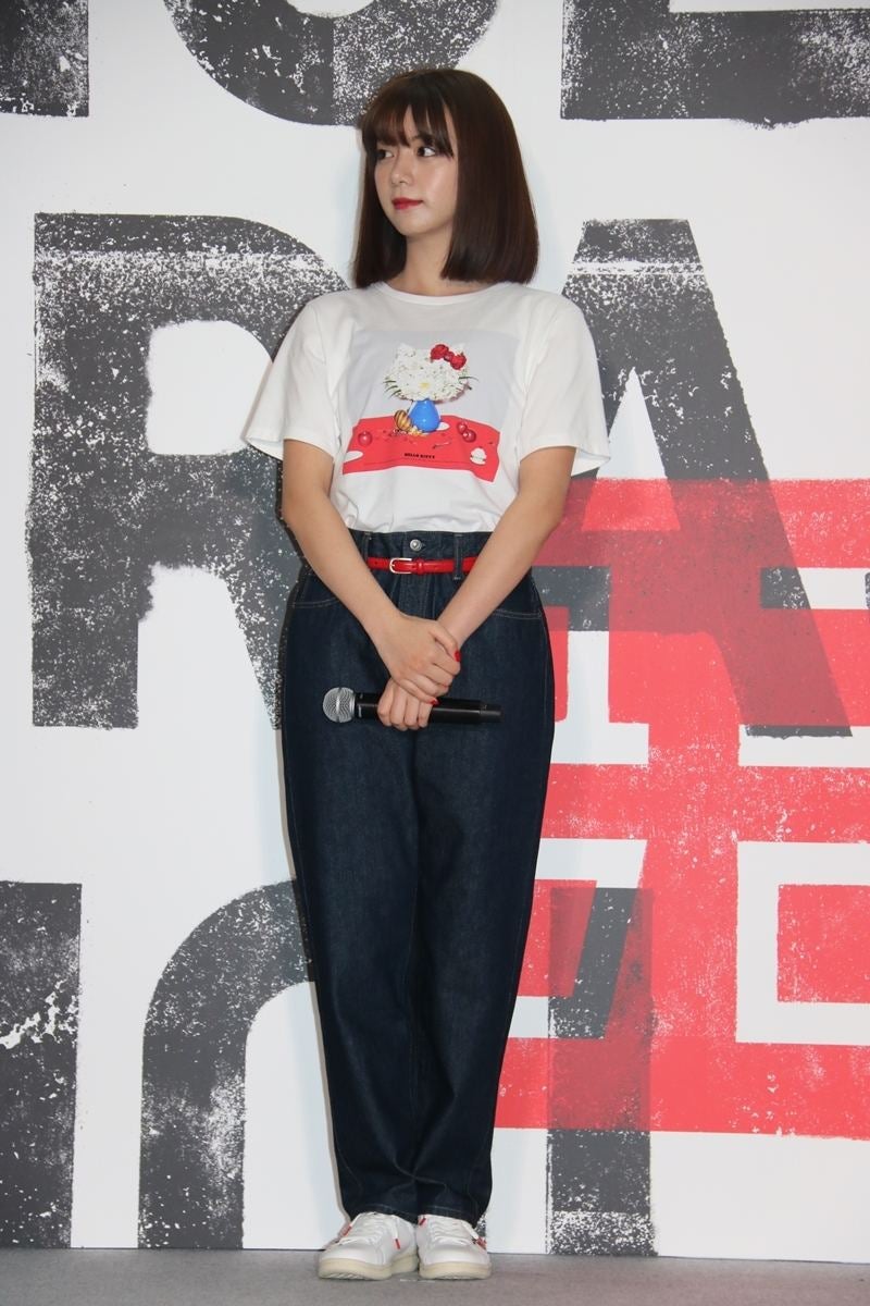 池田エライザ ネイルもリップも赤で統一 Tシャツ夏コーデを披露 マイナビニュース