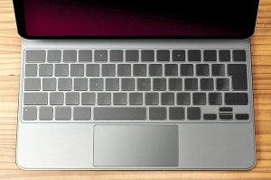 iPad ProのMagic Keyboardが無刻印に「ブラックアウトステッカー」