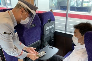 東武鉄道、特急列車乗務員の車内巡回再開 - フェイスシールド装着