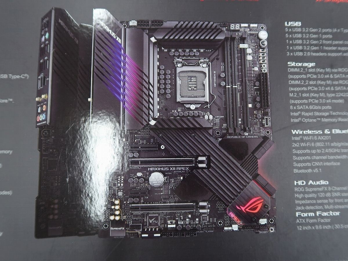 ASUSの「ROG Maximus XII Apex」。切り込みがある基板形状はユニークだ