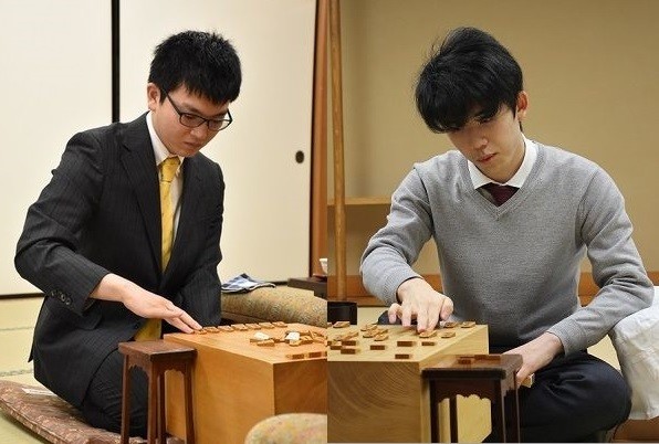全勝で最終局を迎える永瀬拓矢二冠（左）と藤井聡太七段