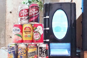 ボタンを押すと缶が出てくる自販機的な卓上冷蔵庫　サンコー