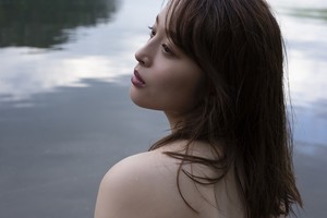 神部美咲、森や湖でグラビア撮影「すっごい開放感」