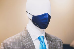 銀座テーラーの職人が「ビスポークマスク」製作、スーツ姿に合う!