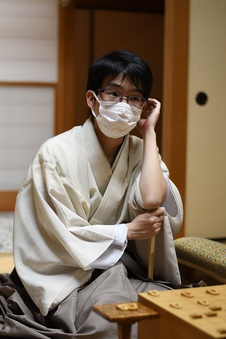 三冠復帰へ向け好スタートを切った豊島将之竜王・名人（代表撮影:日本将棋連盟）