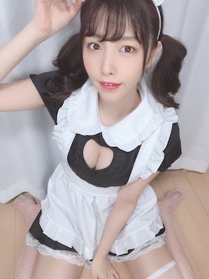 コスプレイヤーくるす蘭が胸元開いたメイド服姿を披露 マイナビニュース