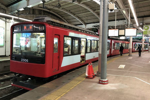 箱根登山鉄道、箱根湯本～強羅間が運転再開 - 横断幕掲げて歓迎も