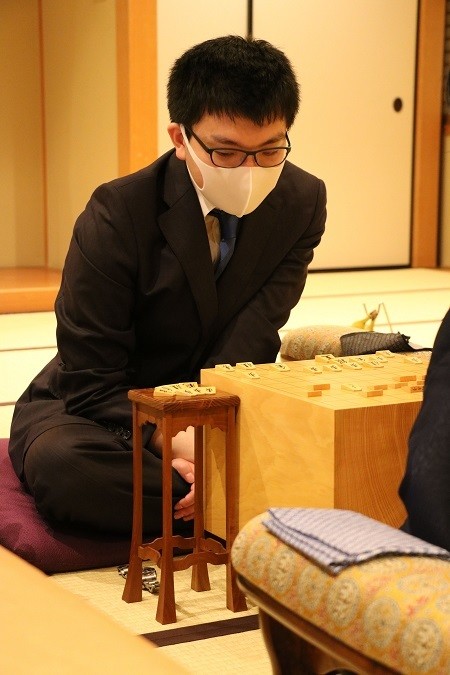 ２勝１敗で今シリーズ初めてリードする展開になった永瀬叡王（写真は第４局のもの）【提供:日本将棋連盟】