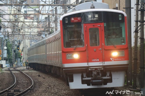 小田急電鉄 赤い1000形 を先頭に新宿駅へ 10両編成で特別運行 マイナビニュース