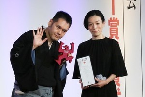 神田伯山、夫婦で贈賞式に出席「賞をもらってから妻の機嫌がいい」