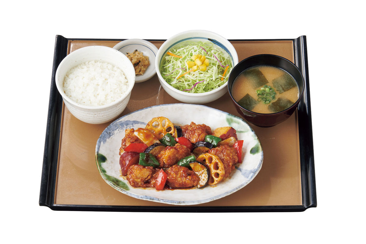 「彩野菜と鶏の黒酢あん定食」(税込830円)