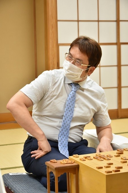 見事な切れ味の一手損角換わりで勝利した丸山九段（提供:日本将棋連盟）