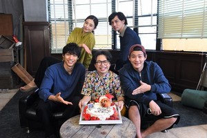 浜野謙太、椎骨動脈乖離から現場復帰　サプライズの誕生日祝いも