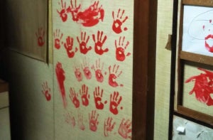 【本怖】まるで祟り? 壁についた赤い手形がいろんな意味で怖いとツイッターで話題に - 「リアル呪怨」「事件性を感じる」の声