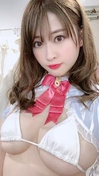 えちえち グラビアアイドル メイリが下乳あらわなアイドル風コスプレを披露 マイナビニュース