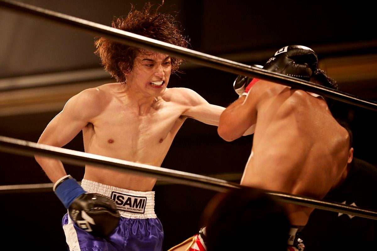 横浜流星 中学時代の世界的空手ライバルと共演 迫力のキックボクシング マイナビニュース