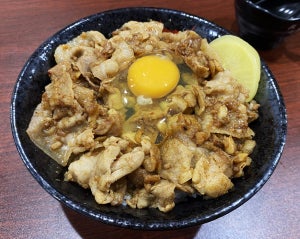 ニンニクが導く新境地! すた丼「肉汁油」を使った新商品を実食