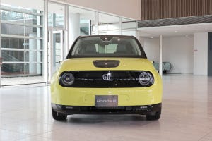 スマホ的EV「ホンダe」の真骨頂? 車内の画面でいろいろ試してみた