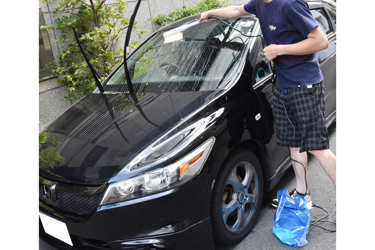 水道や電源のない場所でも水を噴射できる洗車ブラシ サンコー マイナビニュース