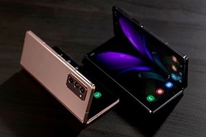 最新の折りたたみスマホ「Galaxy Z Fold2」、詳細を公開（動画あり）