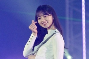 乃木坂46齋藤飛鳥、キュートな笑顔で“指ハート”