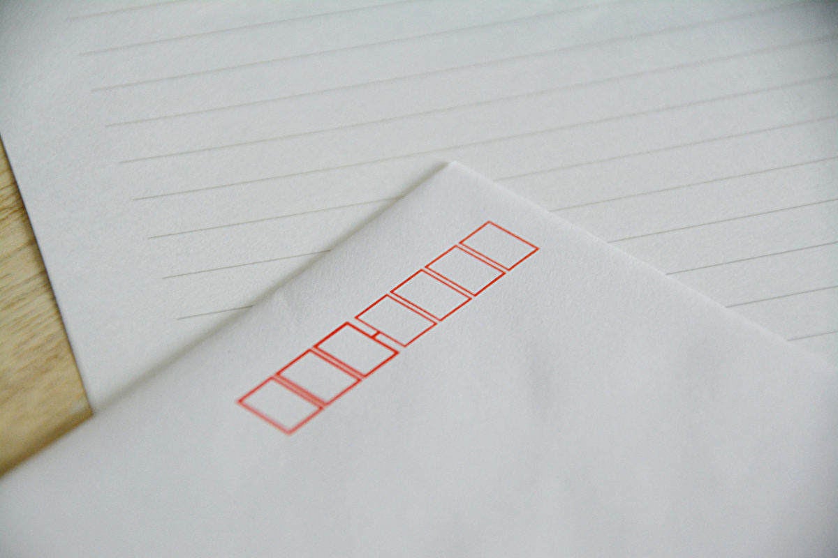 返信用封筒の書き方とは 宛名や切手の貼り方 折り方などのマナーを紹介 マイナビニュース
