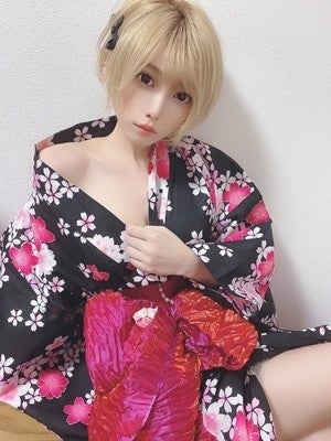 そろそろ コスプレイヤー山吹りょうが胸元や足をはだけさせたセクシー浴衣姿を披露 マイナビニュース