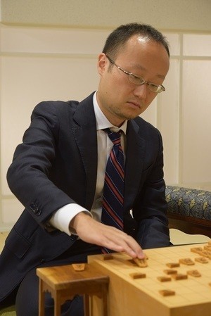 他棋戦の華々しい活躍と比べ、王位戦では今一つ目立たない渡辺名人。今期は果たして