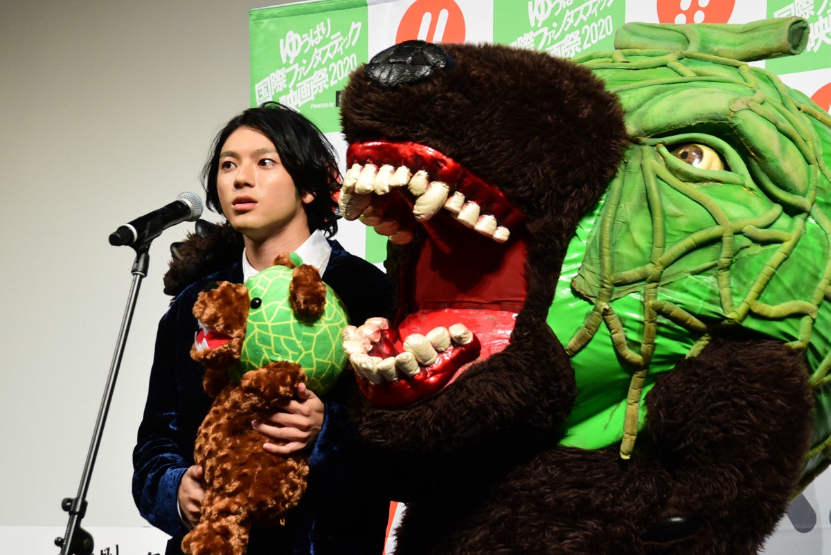 山田裕貴 30歳の誕生日に授賞式 ゆうばり映画祭でメロン熊に襲われる マピオンニュース