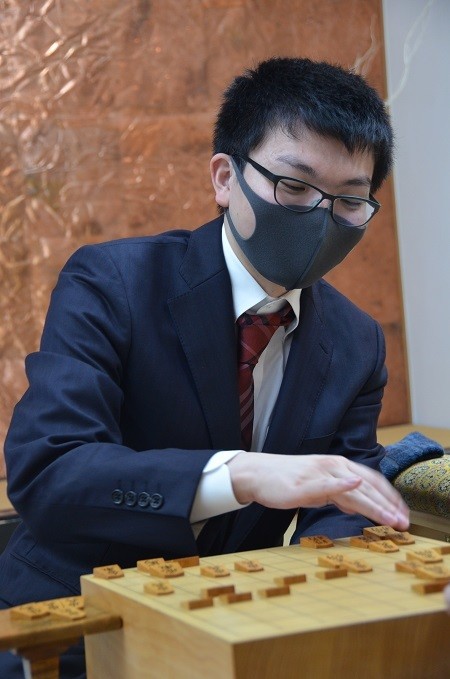 防衛に向けて大きな勝利を手にした永瀬王座（提供：日本将棋連盟）