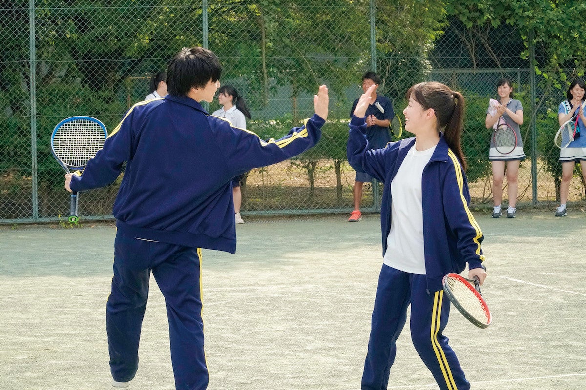 佐藤大樹 橋本環奈 テニスでダブルス 抜群の運動神経で爽やかハイタッチ マイナビニュース