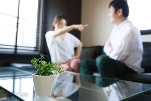 店で支払いを済ませた夫が「さっきのお金……」妻に言った驚きの一言とは? 自分を立ててほしい男性の心理を描いたエピソードにツイッターでは怒りの声