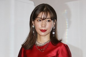 仲里依紗、真っ赤なミニドレスで“絶対領域”披露