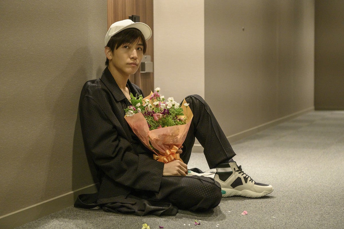 大スター役の岩田剛典が 花束を持って座り込む 二面性見せる場面写真 マピオンニュース
