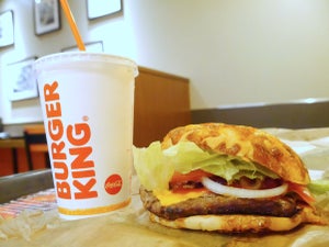 チーズバンズが神! バーガーキング「チリアグリービーフバーガー」を実食