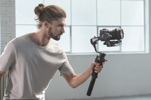 DJI、Roninシリーズの新型片手持ち3軸ジンバル「DJI RS 2」「DJI RSC 2」