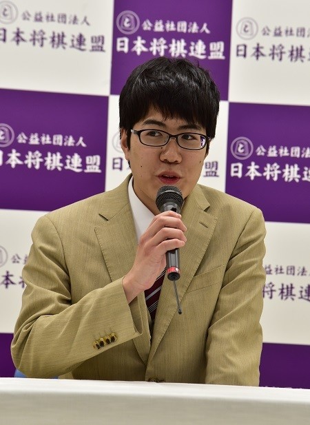 ３月の昇段記者会見での服部四段