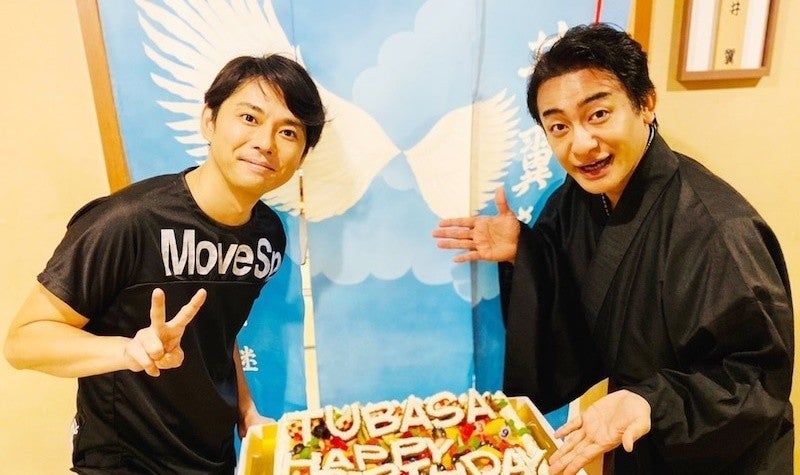 片岡愛之助 今井翼の誕生日を3回お祝い 2ショットや豪華ケーキが話題 マピオンニュース