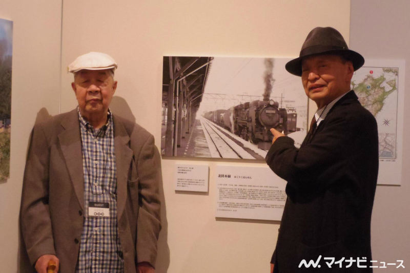 鉄道写真家・南正時氏(写真右)の作品展が鉄道博物館で開催中