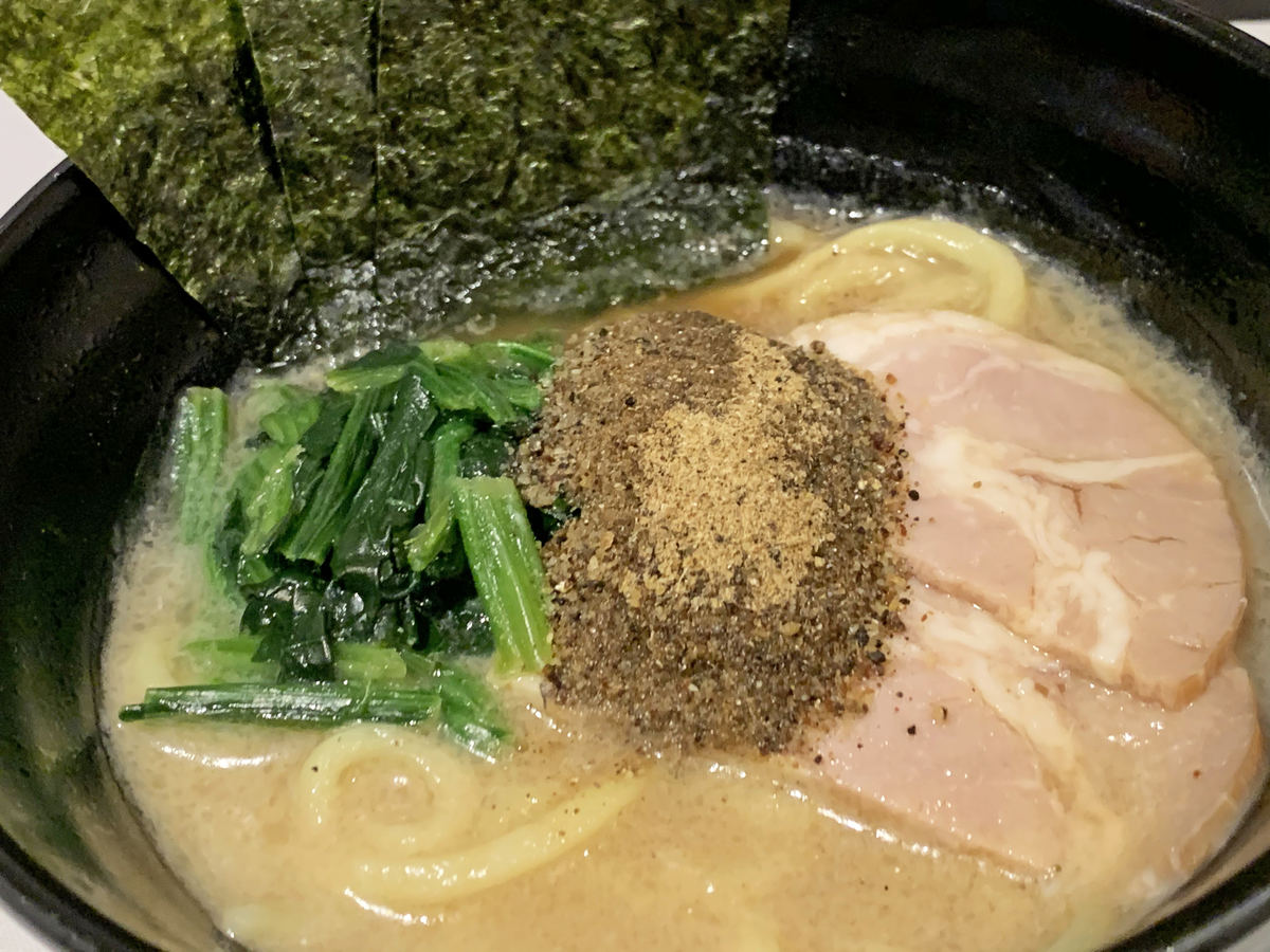 「煮干しとんこつ醤油ラーメン」(税別390円)